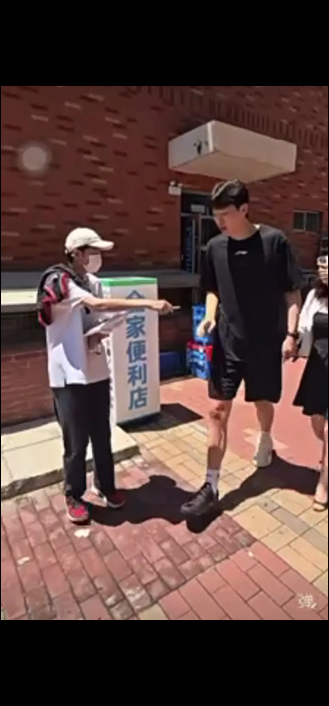 乐鱼体育官方入口-向杨瀚森索要签名合影未果 球迷：我们也没吃饭的 你给签个不行吗